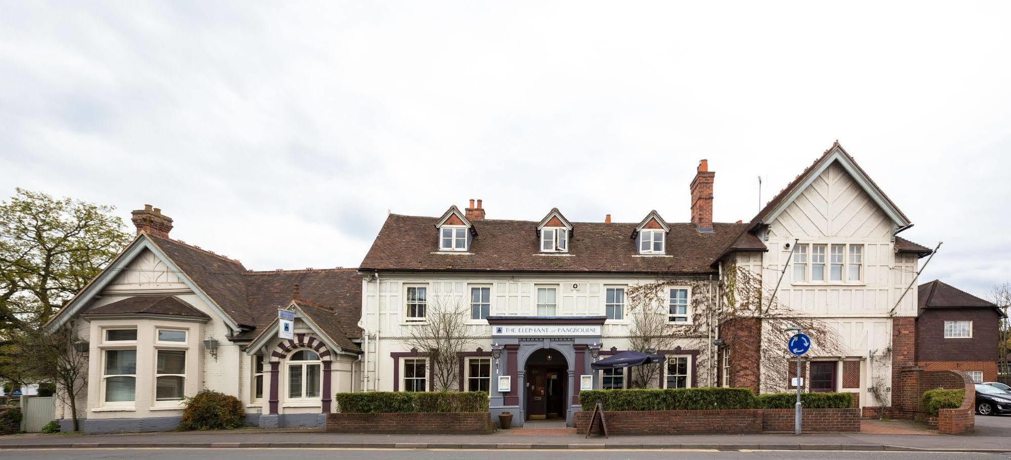 Elephant Hotel Pangbourne Exteriör bild